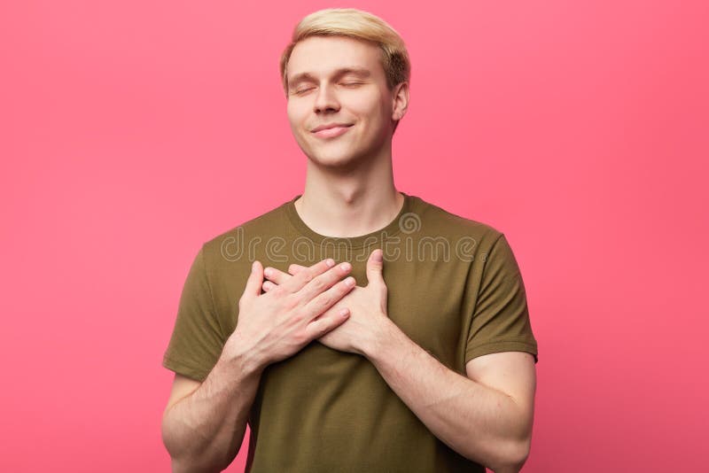Hübscher emotionaler Mann drückt sein positives Gefühl, Liebe aus lizenzfreie stockbilder Hübscher emotionaler Mann drückt sein positives Gefühl, Liebe aus lizenzfreie stockbilder
