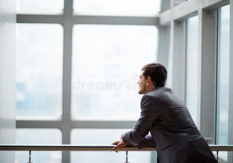 Hübscher Geschäftsmann im Büro stockfotografie Hübscher Geschäftsmann im Büro stockfotografie