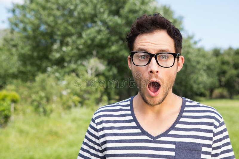 Hübscher Hippie, der überrascht schaut lizenzfreie stockfotografie Hübscher Hippie, der überrascht schaut lizenzfreie stockfotografie