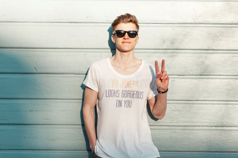 Hübscher junger glücklicher Mannhippie mit einem Lächeln mit modernem lizenzfreies stockbild Hübscher junger glücklicher Mannhippie mit einem Lächeln mit modernem lizenzfreies stockbild