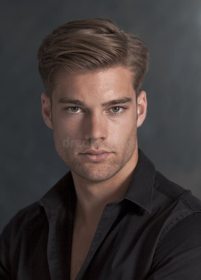 Hübscher junger Mann lizenzfreie stockfotos