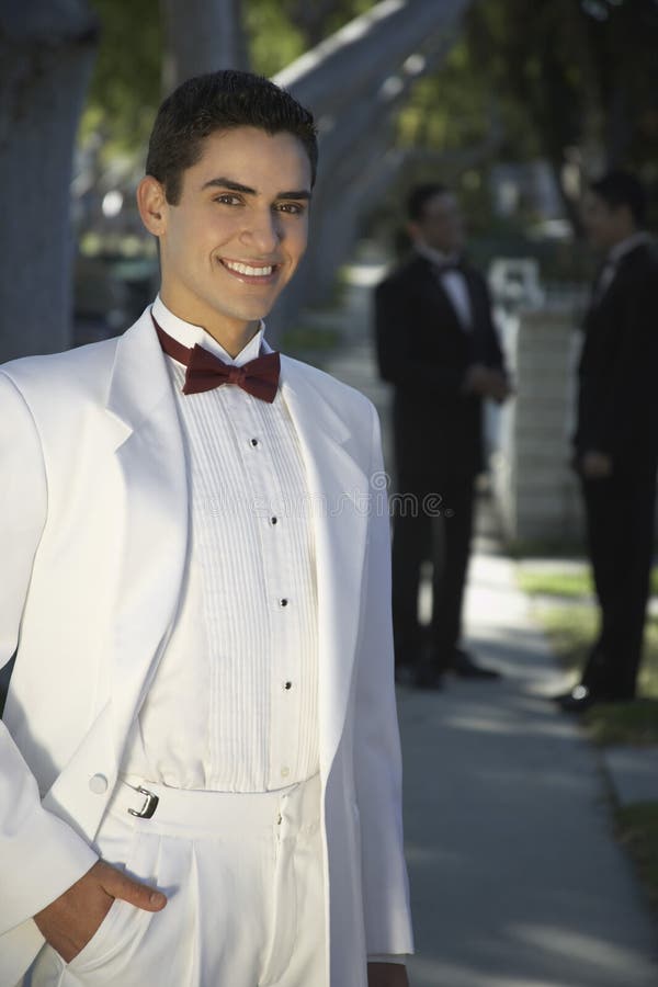 Hübscher junger Mann im Smoking lächelnd bei Quinceanera lizenzfreie stockfotografie Hübscher junger Mann im Smoking lächelnd bei Quinceanera lizenzfreie stockfotografie