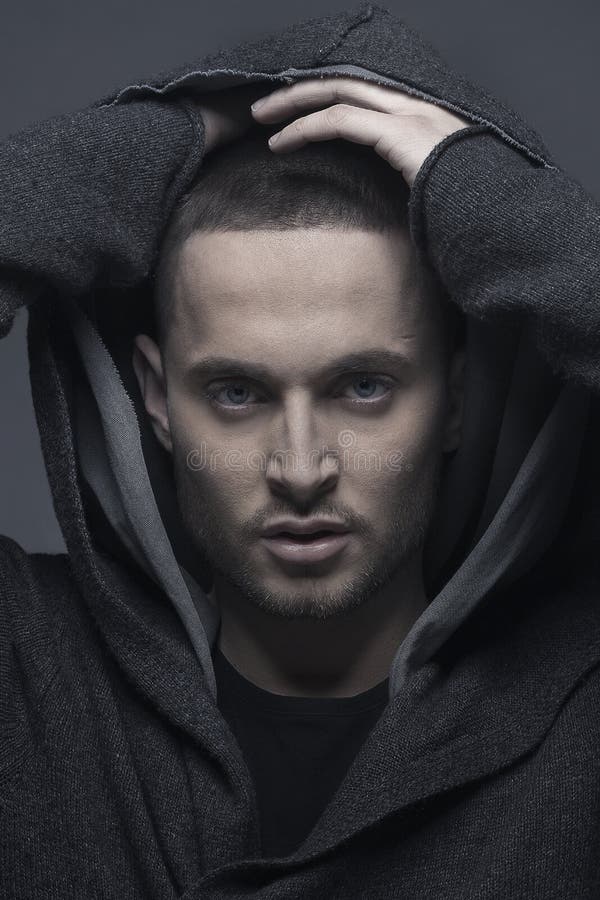 Hübscher junger moderner weißer Kerl mit Hoodie stockbilder Hübscher junger moderner weißer Kerl mit Hoodie stockbilder