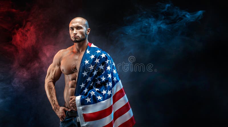 Hübscher kahler schulterfreier Mann mit amerikanischer Flagge auf Schulter stockbild Hübscher kahler schulterfreier Mann mit amerikanischer Flagge auf Schulter stockbild