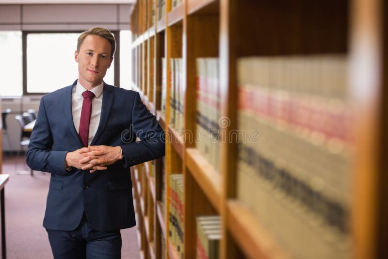 Hübscher Rechtsanwalt in der Rechtsbibliothek