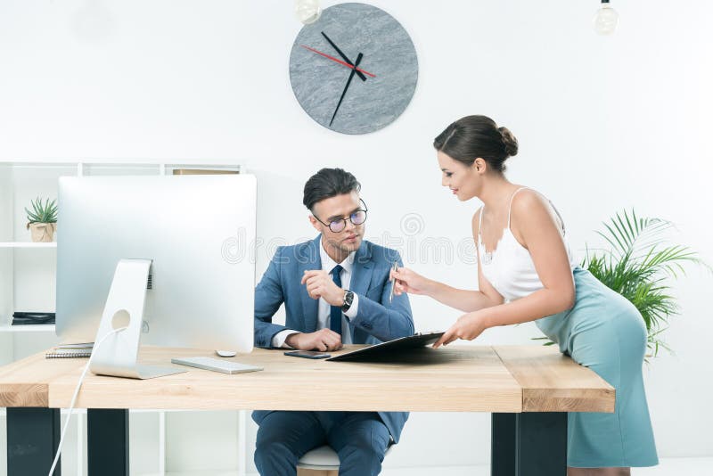 Hübscher Sekretär, der mit ihrem Chef im Büro spricht stockbilder Hübscher Sekretär, der mit ihrem Chef im Büro spricht stockbilder