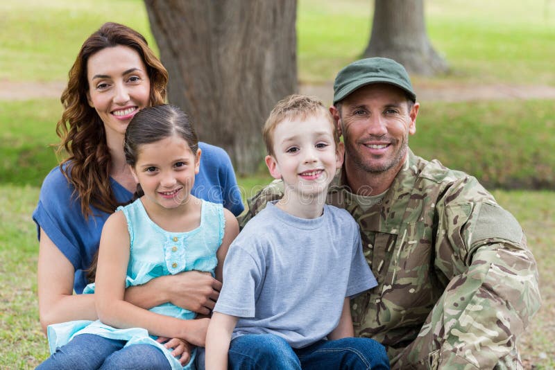 Hübscher Soldat wiedervereinigt mit Familie stockfotografie Hübscher Soldat wiedervereinigt mit Familie stockfotografie