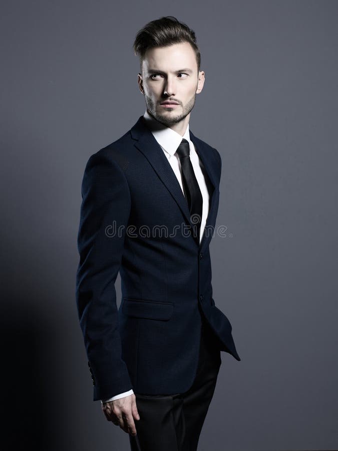Hübscher stilvoller Mann in der eleganten Klage stockfoto
