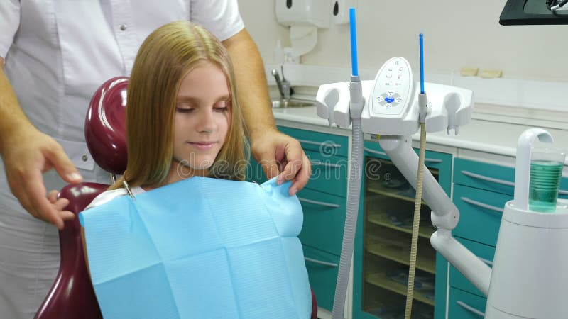 Hübsches kleines Mädchen auf Zahnstuhl Kinderzahnheilkunde Zahnarzt bereitet kleinen Patienten auf die Behandlung vor Männlicher stock video footage