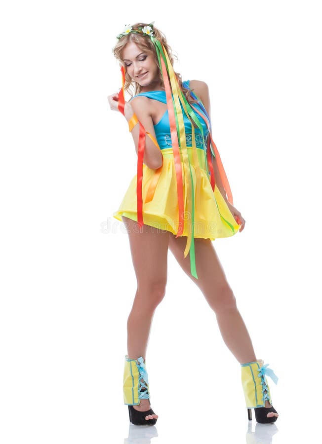 Hübsches Mädchen, das im bunten Kleid mit Kranz aufwirft lizenzfreie stockfotografie Hübsches Mädchen, das im bunten Kleid mit Kranz aufwirft lizenzfreie stockfotografie