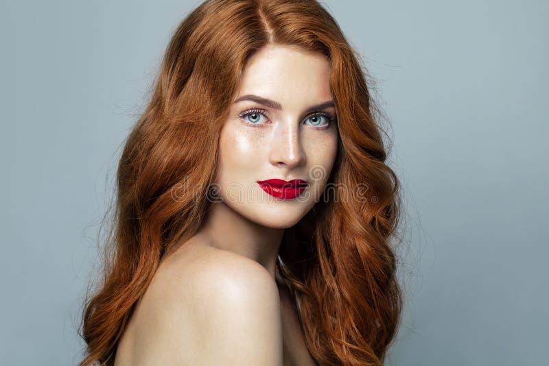 Hübsches rotes behaartes Frauenstudioporträt Rothaarigemädchenlächeln stockbild Hübsches rotes behaartes Frauenstudioporträt Rothaarigemädchenlächeln stockbild
