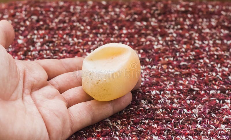 Hühnerei im Film, der nicht genug die Vitamine und Mineralien ist, zum eines Oberteils zu bilden lizenzfreie stockfotos Hühnerei im Film, der nicht genug die Vitamine und Mineralien ist, zum eines Oberteils zu bilden lizenzfreie stockfotos
