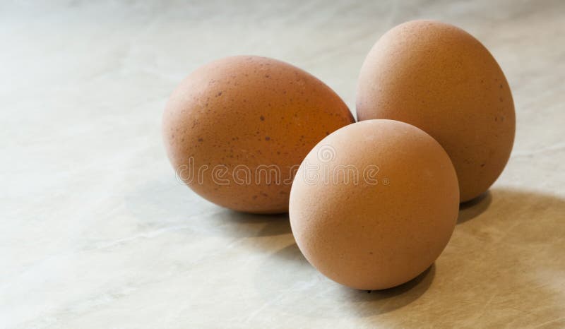 Hühnereien auf einer Marmoroberfläche stockbilder Hühnereien auf einer Marmoroberfläche stockbilder