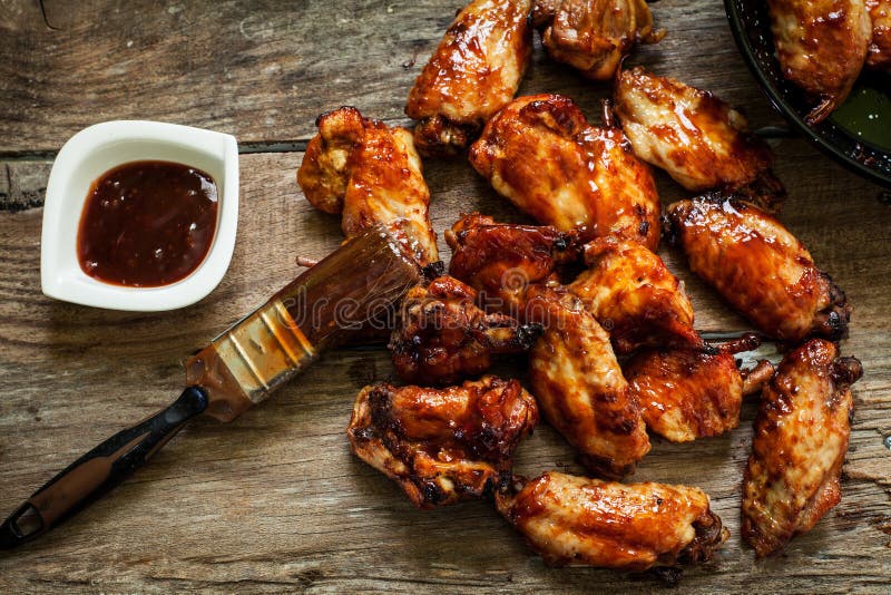 Hühnerflügel mit bbq lizenzfreie stockbilder Hühnerflügel mit bbq lizenzfreie stockbilder