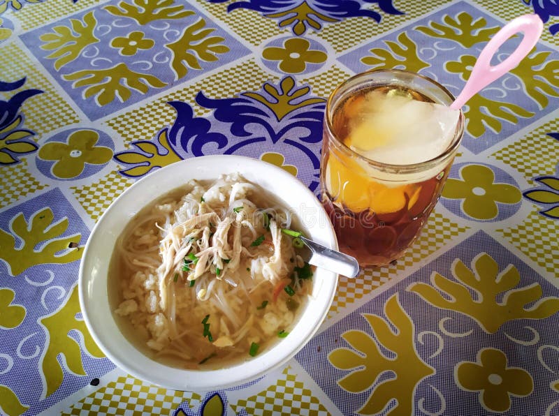 Hühnersuppe, Soto-ayam ist ein köstlicher und geschmackvoller indonesischer spezieller Teller Soto-ayam ist bereit gegessen zu we stockbild Hühnersuppe, Soto-ayam ist ein köstlicher und geschmackvoller indonesischer spezieller Teller Soto-ayam ist bereit gegessen zu we stockbild