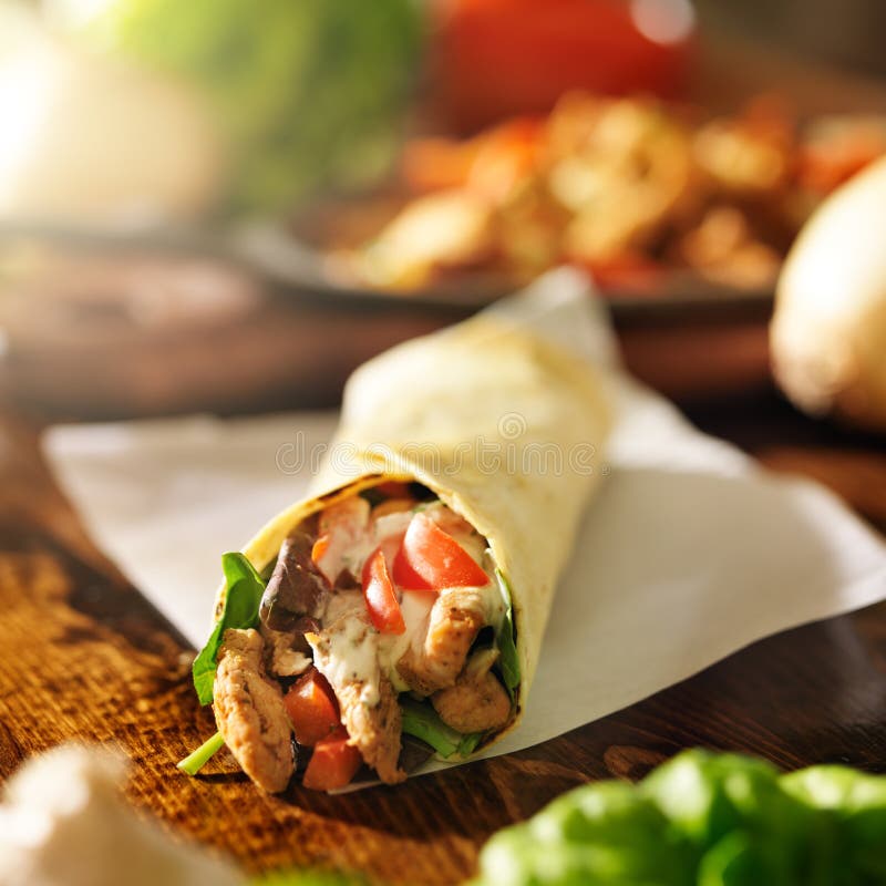 Hühnerverpackung in der Tortilla mit roten Pfeffern stockbild Hühnerverpackung in der Tortilla mit roten Pfeffern stockbild
