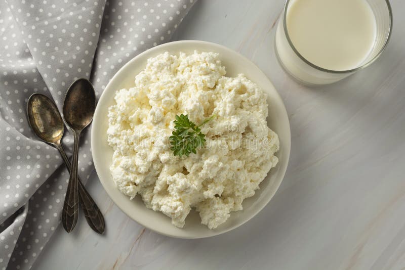 H?ttenk?se isoalted auf Licht, Marmorhintergrund Milchprodukte, Kalzium und Protein Gesundes Fr?hst?ck lizenzfreies stockfoto H?ttenk?se isoalted auf Licht, Marmorhintergrund Milchprodukte, Kalzium und Protein Gesundes Fr?hst?ck lizenzfreies stockfoto