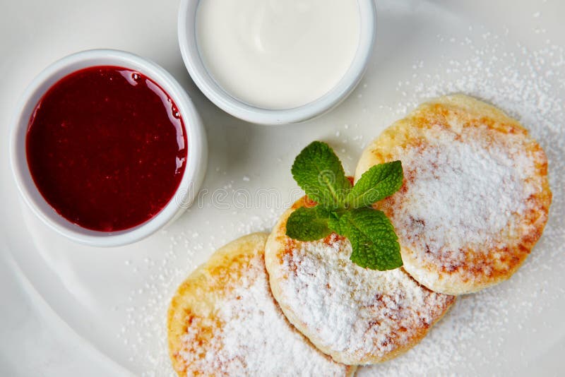 Hüttenkäse-Pfannkuchenmarmelade Geschmackvoller Käsekuchen Morgenfrühstück Himbeerkäsekuchen Süßer Nachtisch lizenzfreies stockfoto Hüttenkäse-Pfannkuchenmarmelade Geschmackvoller Käsekuchen Morgenfrühstück Himbeerkäsekuchen Süßer Nachtisch lizenzfreies stockfoto