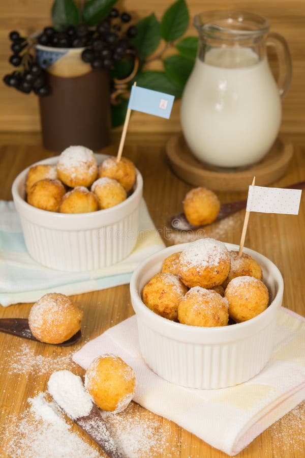 Hüttenkäsebälle im Ramekin lizenzfreies stockfoto Hüttenkäsebälle im Ramekin lizenzfreies stockfoto