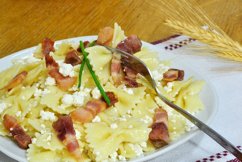 Hüttenkäseteigwaren mit gebratenem Speck lizenzfreies stockbild