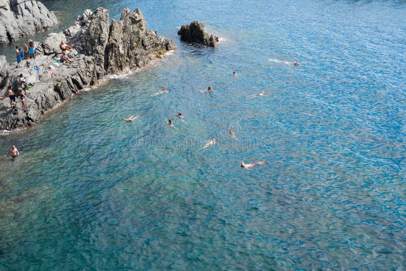I bagnanti si rilassano e nuotano nel mare fotografia stock I bagnanti si rilassano e nuotano nel mare fotografia stock