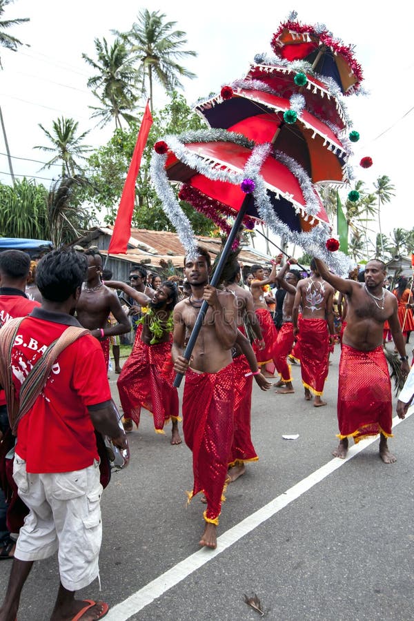 I ballerini di Kavadi eseguono lungo la strada durante il Hikkaduwa Perahera nello Sri Lanka immagini stock I ballerini di Kavadi eseguono lungo la strada durante il Hikkaduwa Perahera nello Sri Lanka immagini stock