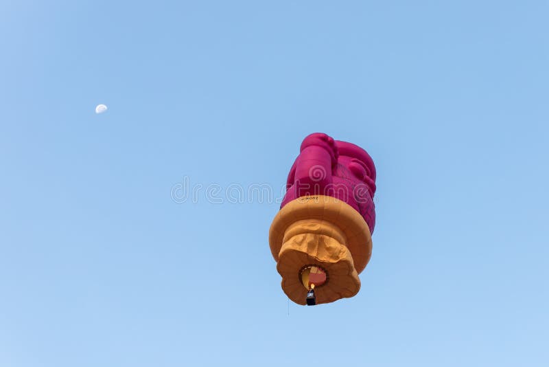I ballongen för varm luft för himmel i formen av en gnom på festivalen för ballong för varm luft royaltyfria foton