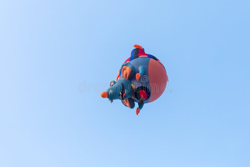 I ballongen för varm luft för himmel i formen av en mus på festivalen för ballong för varm luft royaltyfria foton