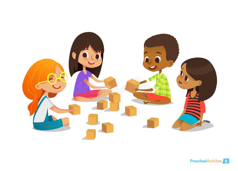 I bambini di risata e sorridenti si siedono sul pavimento nel cerchio, gioco con i cubi del giocattolo parlano