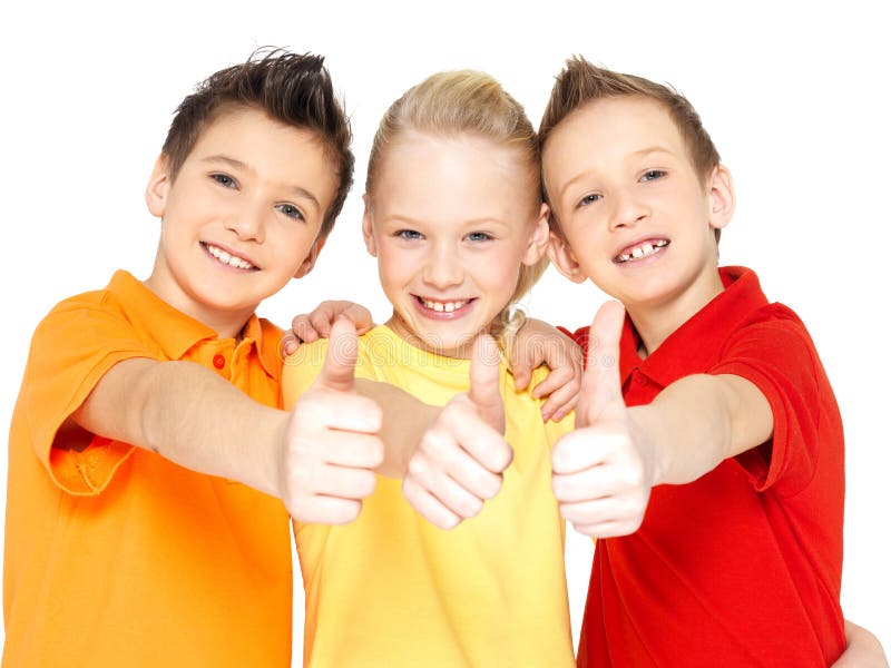 I bambini felici con i pollici aumentano il gesto