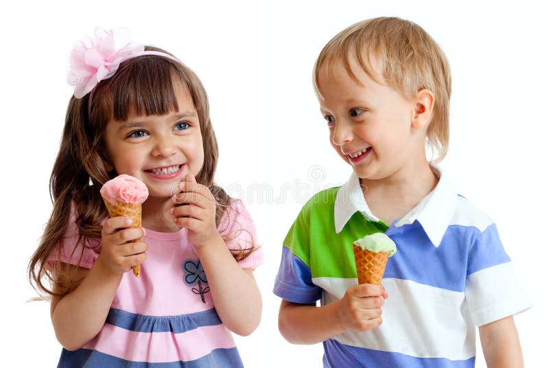 I bambini felici gemella la ragazza ed il ragazzo con il gelato fotografia stock libera da diritti I bambini felici gemella la ragazza ed il ragazzo con il gelato fotografia stock libera da diritti