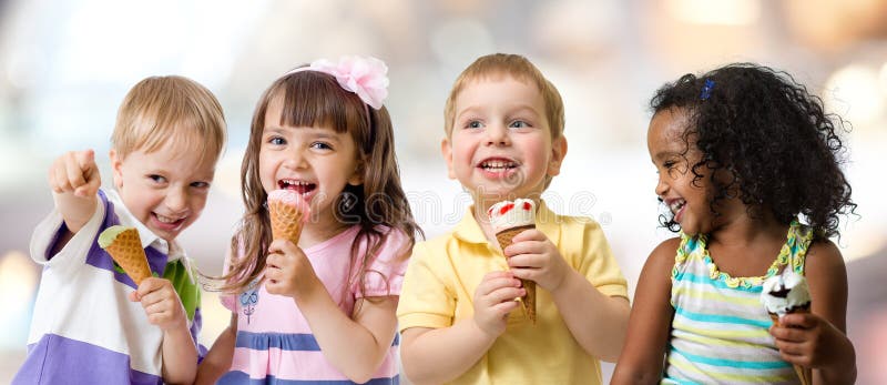 I bambini felici raggruppano il cibo del gelato ad un partito in caffè