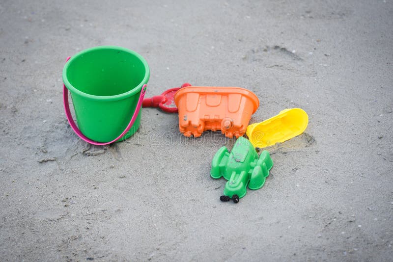 I bambini giocano sulla spiaggia sabbiosa fotografia stock libera da diritti I bambini giocano sulla spiaggia sabbiosa fotografia stock libera da diritti