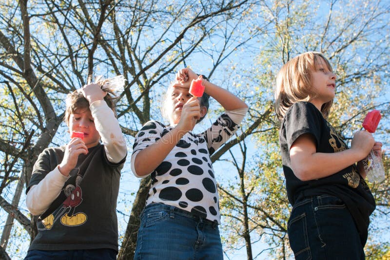 I bambini ottengono il concorso del cibo di Brain Freeze In Atlanta Popsicle