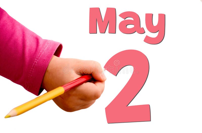 I bambini scrivono a mano il 2 maggio a matita colorata. sfondo bianco con il concetto di data e ora di primavera. I bambini scrivono a mano potrebbero 2 matite colorate.
