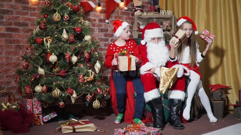 I bambini si divertono eliminano i regali dalla borsa di Santa