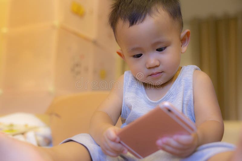 I bambini stanno giocando il cellulare immagine stock libera da diritti I bambini stanno giocando il cellulare immagine stock libera da diritti