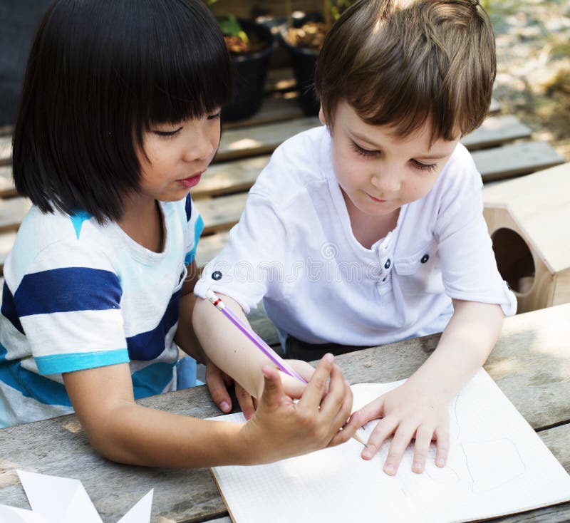 I bambini stanno riunendo una certa idea fotografia stock I bambini stanno riunendo una certa idea fotografia stock