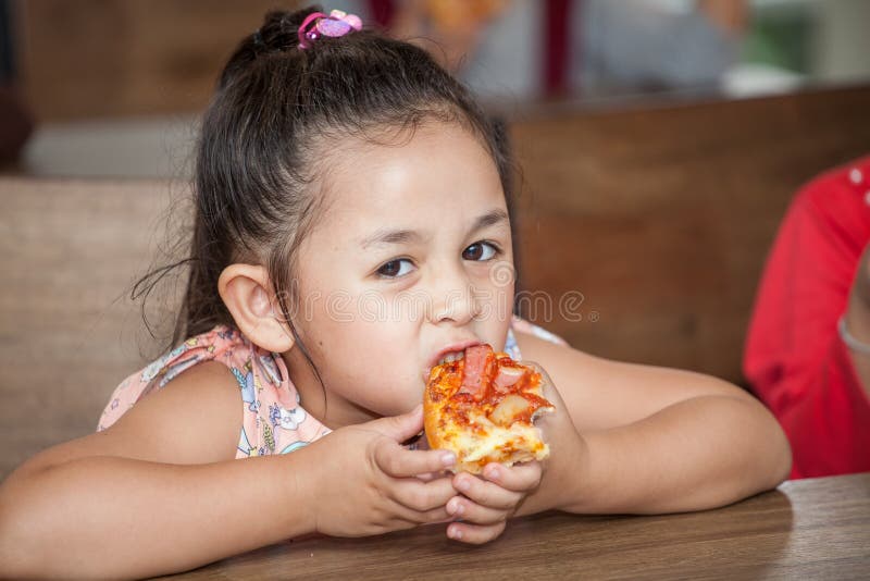 I bambini svegli della bambina godono di di mangiare la pizza a scuola dell'aula bambino affamato immagine stock I bambini svegli della bambina godono di di mangiare la pizza a scuola dell'aula bambino affamato immagine stock