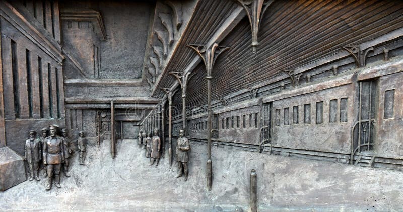 I bassorilievi del piedistallo del monumento a Savva Mamontov vicino alla conduttura di Yaroslavl della stazione ferroviaria immagine stock libera da diritti I bassorilievi del piedistallo del monumento a Savva Mamontov vicino alla conduttura di Yaroslavl della stazione ferroviaria immagine stock libera da diritti