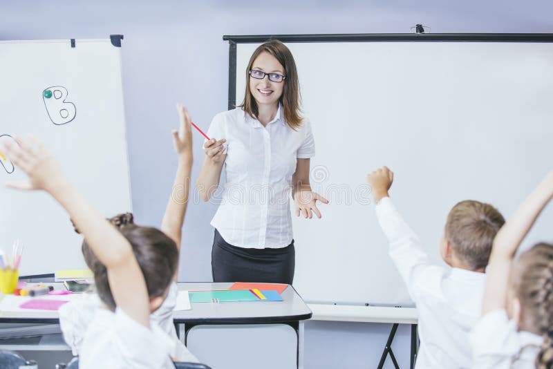 I bei bambini sono insieme studenti in un'aula in schoo fotografia stock libera da diritti