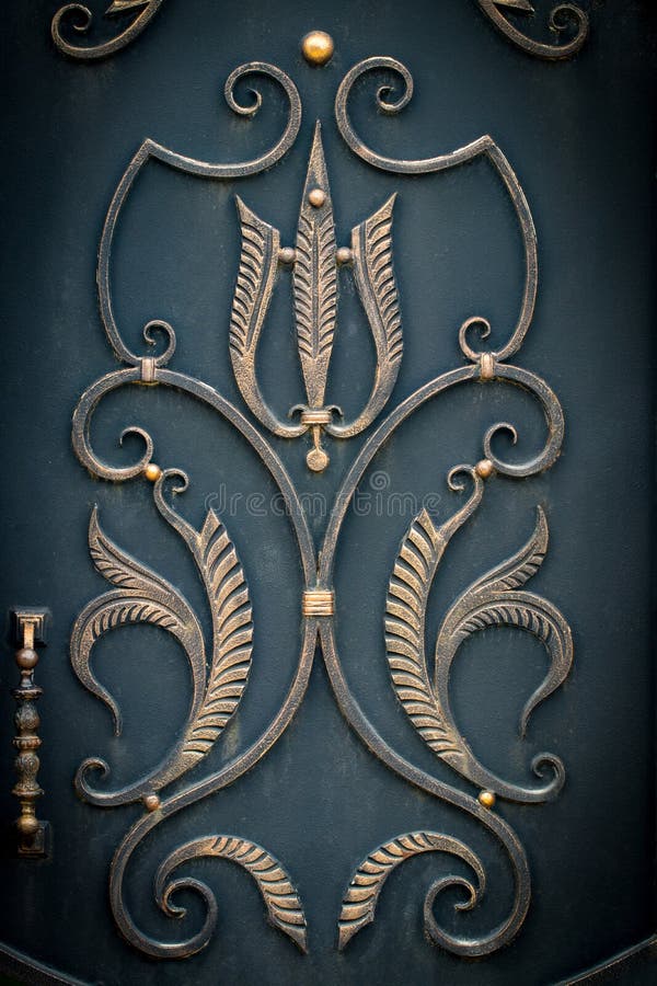 I bei elementi decorativi del metallo hanno forgiato i portoni del ferro battuto fotografia stock I bei elementi decorativi del metallo hanno forgiato i portoni del ferro battuto fotografia stock