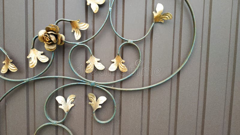 I bei elementi decorativi del metallo hanno forgiato i portoni del ferro battuto immagine stock I bei elementi decorativi del metallo hanno forgiato i portoni del ferro battuto immagine stock