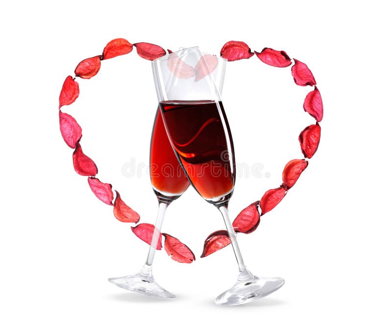 I bicchieri di vino con vino rosso all'interno di un cuore modellano immagini stock