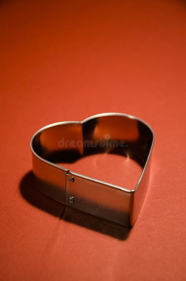I biglietti di S. Valentino cardano con forma del cuore su fondo rosso vivo fotografie stock libere da diritti I biglietti di S. Valentino cardano con forma del cuore su fondo rosso vivo fotografie stock libere da diritti