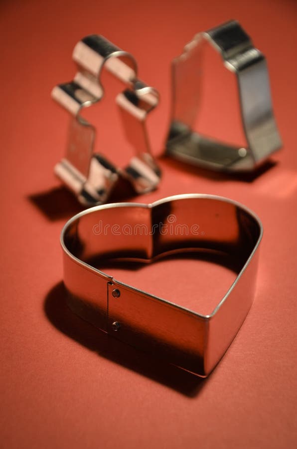 I biglietti di S. Valentino cardano con forma del cuore su fondo rosso vivo immagine stock I biglietti di S. Valentino cardano con forma del cuore su fondo rosso vivo immagine stock