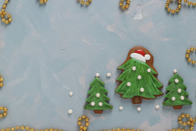 I biscotti con pan di zenzero hanno modellato gli alberi di natale su uno sfondo blu chiaro, vista superiore, chiusura, orientame fotografia stock libera da diritti I biscotti con pan di zenzero hanno modellato gli alberi di natale su uno sfondo blu chiaro, vista superiore, chiusura, orientame fotografia stock libera da diritti