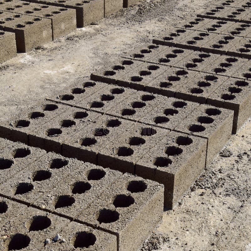 I blocchetti di cenere si trovano sulla terra e si sono asciugati su produzione del blocchetto di cenere fotografie stock libere da diritti I blocchetti di cenere si trovano sulla terra e si sono asciugati su produzione del blocchetto di cenere fotografie stock libere da diritti