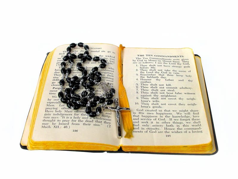 I branelli del rosario aprono la bibbia immagine stock