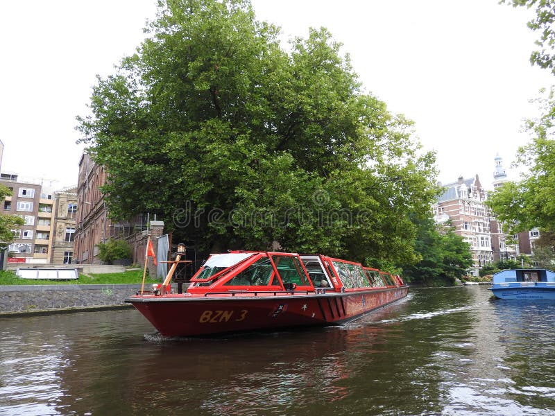 I canali di Amsterdam, Paesi Bassi, chiaro giorno di estate immagine stock libera da diritti I canali di Amsterdam, Paesi Bassi, chiaro giorno di estate immagine stock libera da diritti